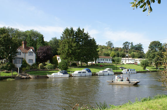 The Hampton Ferry crosses the River Avon - summer 2007